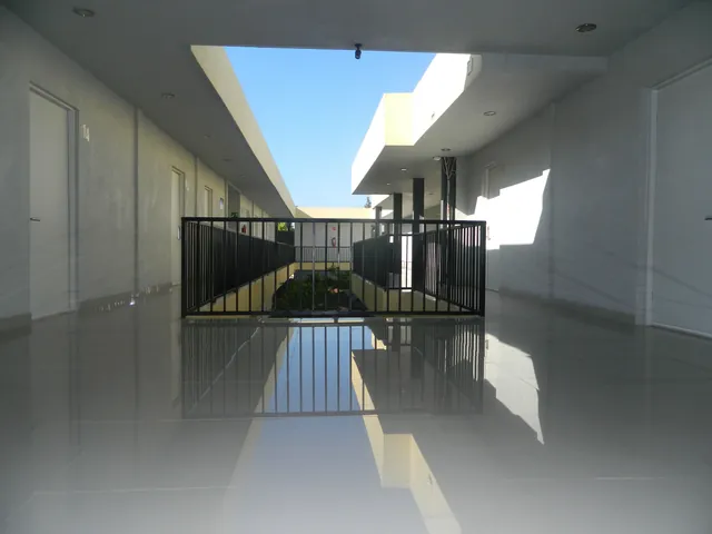 Pasillo de piso brillante que da al patio central